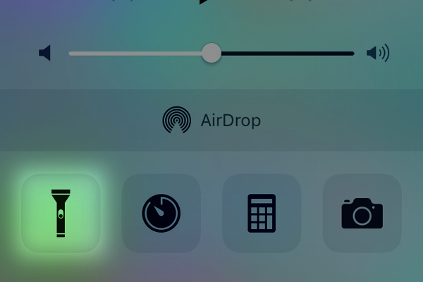 iPhoneを懐中電灯の代わりに使う方法