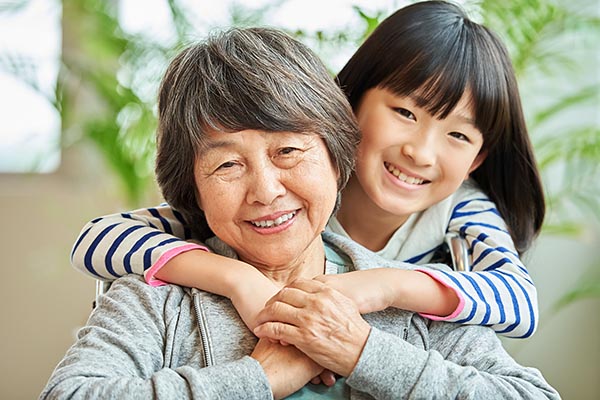 離れていても安心。高齢者を見守るGPS「まもるっく」の転倒・異常監視機能