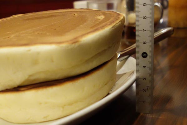 神保町ペロリ旅 第34食 見た目以上の 比重の高さ との苦闘 茅場町 珈琲家 の自家製ホットケーキ 後編 できるネット